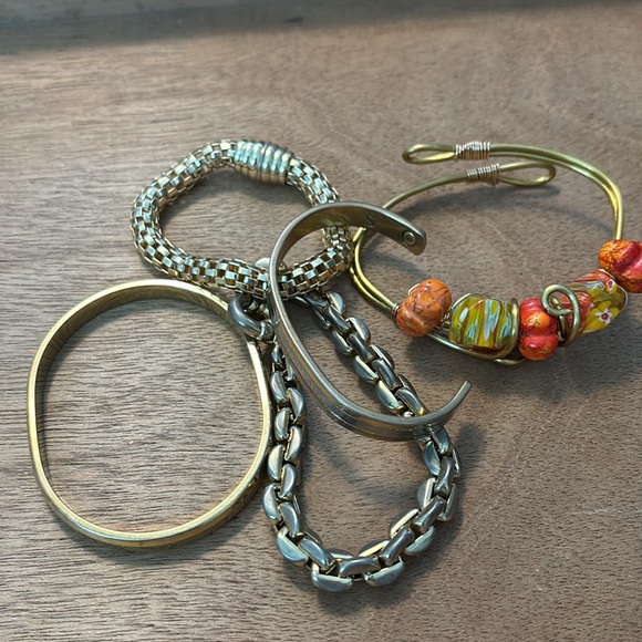 Lot of 5 Gold Tone Bracelets, Bangles, 1 Vintage one with beads - Picture 3 of 3